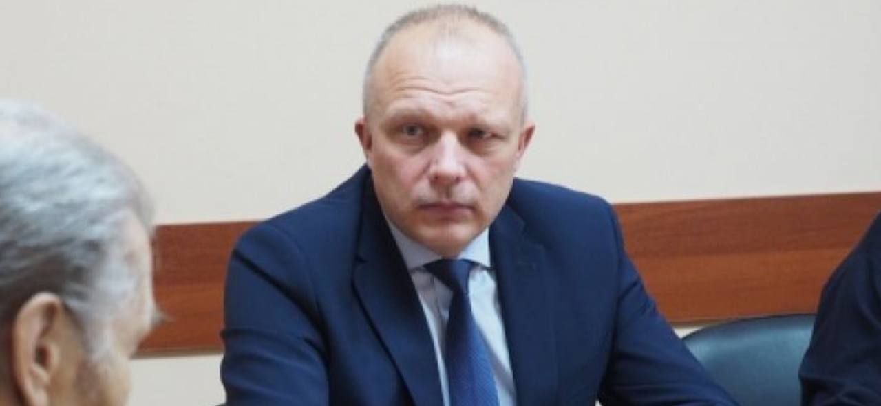 Спикер ушел, спикер уходит. Да, здравствует спикер.   Неделя проходит под знаком перемещений председателей законодательного собрания Вологодской области.   Сложил полномочия депутата регионального парламента Андрей Луценко, исполнявший обязанности спикера восемь лет, и сдал мандат. Завершилась на минорной ноте целая эпоха, когда депутаты работали под началом выходца из топ-менеджеров компании «Северсталь». Ясно, что принадлежность к олигархической группе стала причиной досрочной отставки Андрея Луценко с поста председателя ЗСО. Ничего плохого по результатам деятельности Андрея Луценко эксперты сказать не могут.   Завтра депутатский корпус примет отставку председателя законодательного собрания Сергея Жестянникова, который стал главой парламента почти год назад, сменив, как раз, Андрея Луценко.   Отдадим должное таланту руководителя Сергея Жестянникова, ставшего эффективным лидером. Оказавшись на фронте передела сфер влияния от ставки олигарха до государства, он грамотно рулил и оперативно принимал сложные решения.   Умудрился заручиться поддержкой видных экспертов, влиятельных специалистов в пиар индустрии и информационном пространстве Вологодской области и на федеральном уровне.   Кто заменит Сергея Жестянникова во главе президиума законодательного собрания?   Кадровую перестановку в целях развития своей личной популярности качественно использует депутат Антон Холодов. Он уже публично заявил, что отказался от места спикера из-за пристрастия работы в полях.   Насколько известно нашим инсайдерам, на самом деле, место председателя собрания депутатов ему никто не предлагал.   Очевидно, что место во главе президиума законодательного собрания займёт заместитель председателя Роман Заварин. Опытный руководитель, знающий все самые сомнительные коллизии работы с депутатами.   Однако у Романа Заварина не имеется столь крепкой хватки, как его предшественник. Ему предстоит заново выстраивать систему взаимодействия законодательного органа с игроками политического поля брани, иначе акулы политических интриг сожрут его с потрохами в один присест.