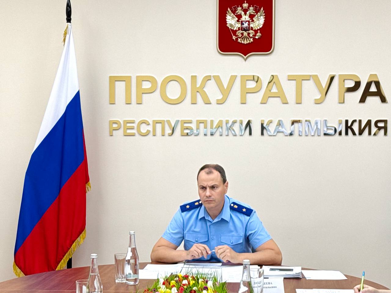 В прокуратуре Республики Калмыкия состоялось заседание межведомственной рабочей группы по вопросам реализации национальных проектов 0 18.06.2025 под председательством прокурора республики Виталия Семенченко состоялось заседание межведомственной рабочей группы по вопросам реализации национальных проектов. В мероприятии приняли участие Председатель Правительства Республики Калмыкия Гиляна Босхомджиева, и.о. министра по строительства, транспорту и дорожному хозяйству республики Киштя Мелентьева, и.о. министра образования и науки региона Антон Натыров, глава администрации г. Элисты Алдар Лиджиков, директор Главного управления капитального строительства Виктория Садовская, директор Управления капитального строительства г. Элисты Мира Хулхачиева, представители Росстройконтроля и подрядной организации. Основными темами обсуждения стали вопросы завершения строительства школы в микрорайоне Молодежный г. Элисты, физкультурно - оздоровительного комплекса в южном районе г. Элисты, а также начала строительства новой школы по ул. Шапшуковой г. Элисты. В ходе заседания заслушана информация руководителей органов исполнительной власти, организаций-заказчиков, одной из подрядных организаций и администрации г. Элисты. В завершении мероприятия участниками подведены его итоги. Прокуратурой республики взято на контроль решение проблемных вопросов при реализации национальных проектов, а также запланирована проверка исполнения федерального законодательства при реализации национального проекта «Молодежь и дети». Ответственным региональным министерствам и администрации г. Элисты рекомендовано принять меры по недопущению возникновения рисков несвоевременной и качественной реализации национальных проектов.