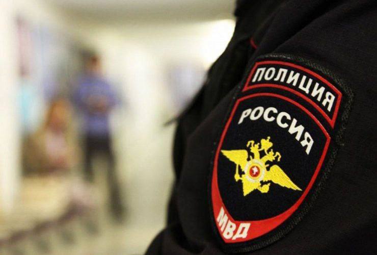 В Улан-Удэ сотрудниками уголовного розыска задержан похититель автомобиля Злоумышленник продал арендованное транспортное средство. В полицию поступило заявление от индивидуального предпринимателя, занимающегося сдачей автомобилей в аренду. Он рассказал, что около двух месяцев назад молодой человек арендовал автомобиль на недельный срок. В последующем он продлевал срок аренды, после чего перестал выходить на связь. Когда заявитель приехал на адрес, который показывал GPS — трекер, оказалось что злоумышленник продал арендованный автомобиль третьему лицу. Покупатель пояснил, что приобрел данный автомобиль за 500 000 рублей. Он предоставил договор купли-продажи, а также поддельный договор о разрешении продажи автомобиля. Сотрудниками уголовного розыска задержан нигде не работающий 30-летний житель г. Улан-Удэ. Похищенное изъято. Возбуждено уголовное дело по признаку преступления, предусмотренного п. «в» ч.3 ст. 158 Уголовного кодекса Российской Федерации. МВД Бурятии