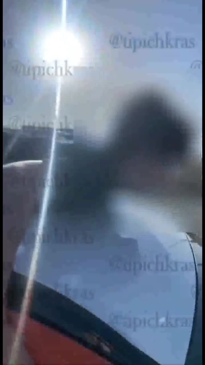 Подростки снимают видео на крыше каршерингового автомобиля в Краснодаре