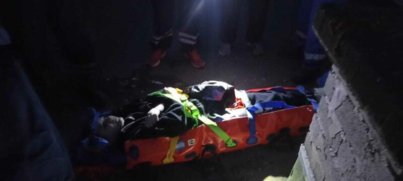 В Барнауле девушка сорвалась с 13-го этажа спасая котенка Ночью 6 июня на улице Путиловской, с крыши многоэтажки эвакуировали 19-летнюю девушку, которая пыталась спасти котенка. Об этом сообщает Управление Алтайского края по делам ГОЧС и ПБ. Это произошло около 03:00 ночи, жительница пыталась достать животное, застрявшее на балконе 13-го этажа. Однако сорвалась и упала на крышу 10-го этажа. К месту происшествия приехала скорая помощь и полиция, но вызволить девушку им не удалось. Ее эвакуировали спасатели, которые быстро попали на крышу с помощью мотореза. Девушка была в сознании, но жаловалась на сильную боль в ногах. Спасатели уложили ее на вакуумные носилки и передали медикам. Фото: Управление Алтайского края по делам ГОЧС и ПБ