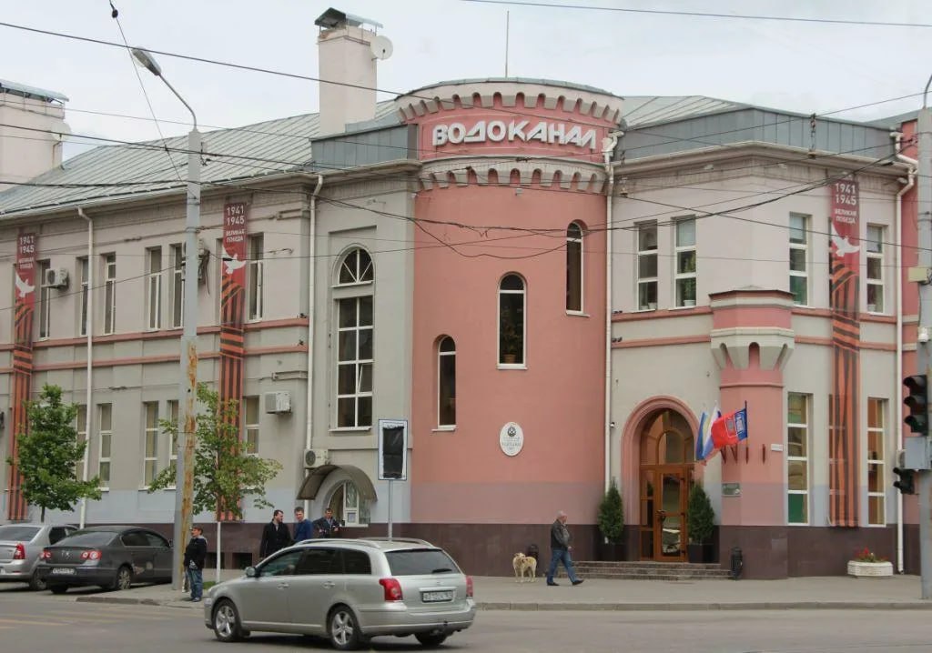 В ростовском водоканале опровергли информацию о сложностях с водоснабжением В АО «Ростовводоканал» опровергли информацию о потенциальных трудностях с устойчивым оказанием услуг водоснабжения. Ранее в ряде СМИ появилась информация, что предприятие предупредило о рисках для стабильности водоснабжения и водоотведения из-за западных санкций. Главное проблемой обозначался значительный рост стоимости и сложности с закупкой критически важных материалов, реагентов и оборудования, необходимых для очистки питьевой воды и обеззараживания стоков. «Данная информация не соответствует действительности и является фейком. Росстовводоканал осуществляет и планирует осуществлять деятельность по водоснабжению в штатном режиме», – сообщили в пресс-службе водоканала. Подписаться на "Новости Ростова" Прислать новость