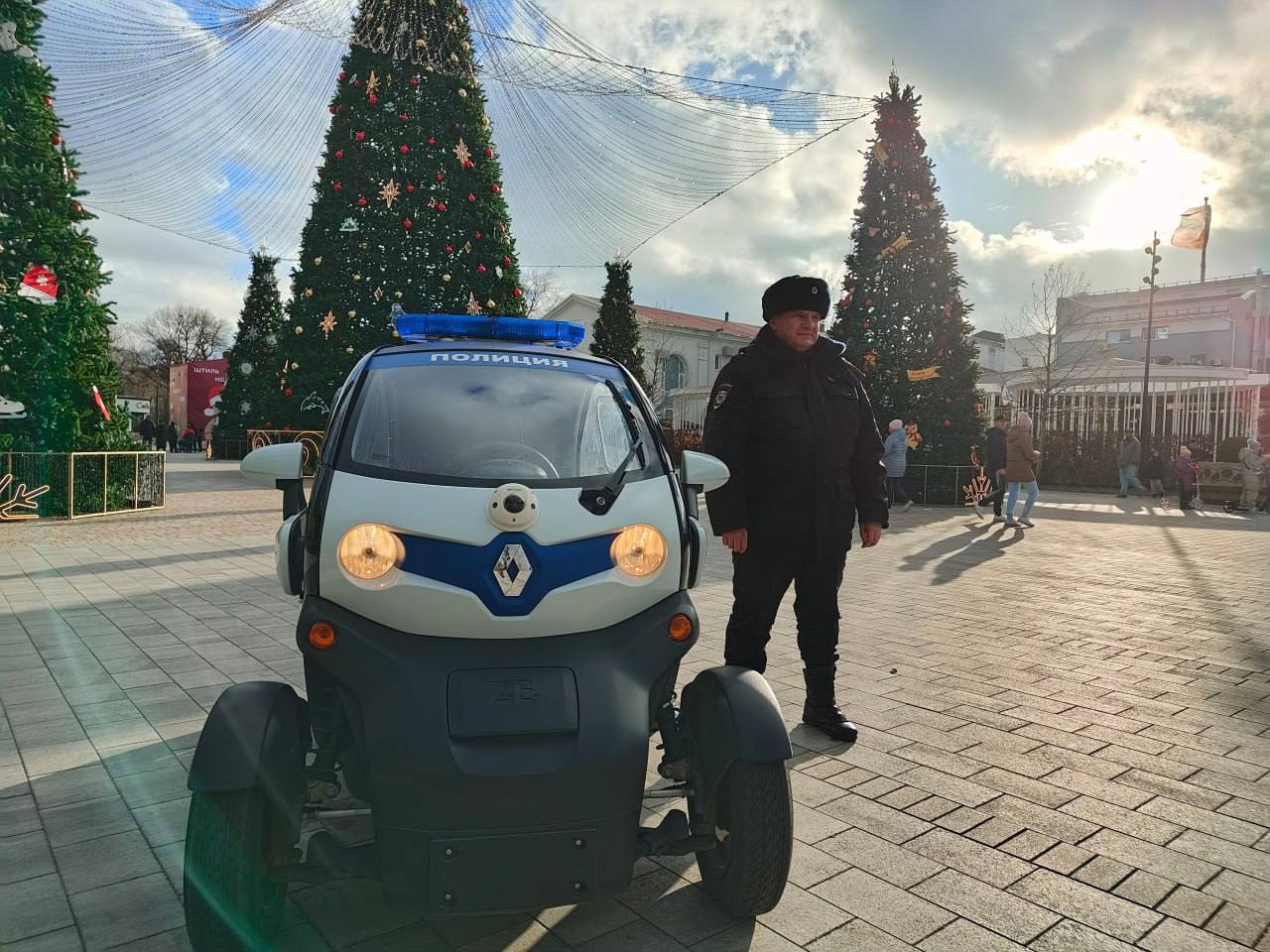 1  2  3  4  5      В новогодние и рождественские праздники полиция Анапы перешла на усиленный вариант несения службы    В местах проведения праздничных мероприятий в круглосуточном режиме несут службу наряды различных подразделений полиции.     Места массового пребывания обследованы с применением служебных собак и технических средств.   ‍  В новогоднюю ночь обеспечивают правопорядок и безопасность сотрудники полиции, а также военнослужащие Росгвардии, казаки-дружинники, работники частных охранных организаций и представители добровольных народных дружин.    Под особым контролем полиции - организация безопасности дорожного движения. Усиленные экипажи ДПС ориентированы на выявление грубых нарушений ПДД.