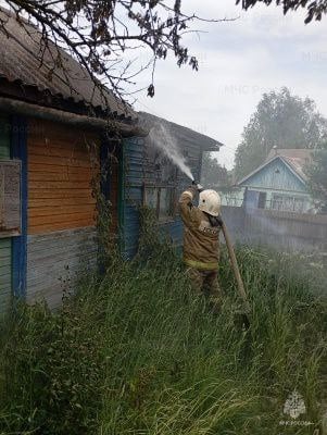 Во Мценском районе потушили постройку, а в Орле автомобиль За прошедшие сутки пожарно-спасательные подразделения выезжали 46 выездов, из них 30 выездов на тушение возгораний, 23 из них на тушение сухой травы и мусора, 16 выездов на различные происшествия и помощь населению. Вчера поступило сообщение о возгорании хозпостройки в с. Отрадинское Мценского района. На момент прибытия пожарных постройка горела открытым пламенем. В результате пожара хозпостройка выгорела на 16 кв.м., повреждена частично кровля рядом стоящей постройки. На месте работало 4 сотрудника МЧС России на 2 единицах техники. Пострадавших нет. Причина пожара устанавливается. Сегодня утром поступило сообщение о возгорании легкового автомобиля на ул. Планерная в Орле. В результате пожара выгорел моторный отсек на 2 кв.м. На месте работало 6 сотрудников МЧС России на 2 единицах спецтехники. Пострадавших нет. Причина возгорания выясняется.
