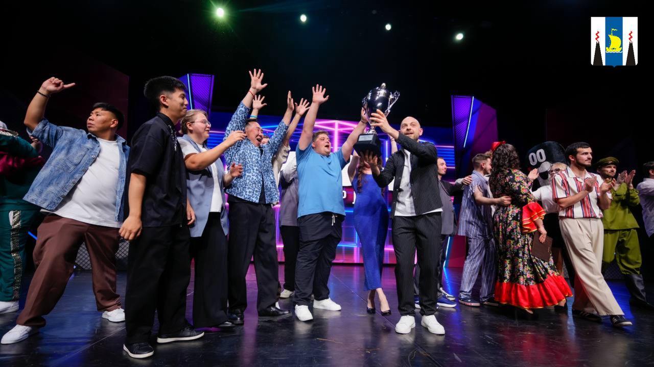 Сахалинская команда стала чемпионом премьер лиги КВН 29 октября в Московском молодёжном центре Планета КВН прошёл финал сезона Премьер лиги Клуба Весёлых и Находчивых За звание чемпиона боролась команда КВН Сделано на Сахалине и ещё три коллектива Финал состоял из 4 конкурсов Приветствие Импровизация СТЭМ и Музыкальное домашнее задание Оценивало выступления звёздное жюри По результатам всех конкурсов команда Сделано на Сахалине заработала 15 5 баллов и стала чемпионом Ещё год назад мы не могли представить что будем стоять на сцене легендарной Планеты КВН тем более в финале одной из главных лиг Клуба Сегодняшний результат это плод огромного труда и бесконечного желания заявить о родном Сахалине в столице России Сегодня был поистине исторический день впервые команда с Сахалина в финале Премьер лиги и сразу чемпион Ура поделилась актриса команды Татьяна Степанова Подписывайтесь на нас в MAX sakhgov