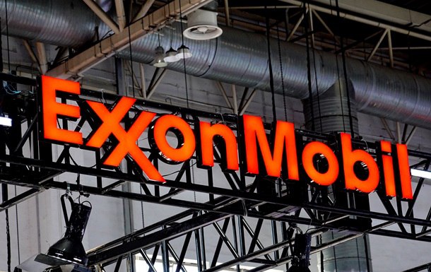 Нефтегазовая Exxon Mobil изобрела новую форму графита которая может существенно улучшить характеристики аккумуляторов Об этом рассказал глава компании Даррен Вудс на энергетическом симпозиуме Техасского университета По словам Вудса новинка тестируется несколькими производителями электромобилей Заявляют что синтетический графит используемый на анодной стороне аккумулятора обеспечивает более быструю зарядку увеличивает срок службы и запас хода электромобилей Изобрела пожалуй громко сказано На этой неделе Exxon Mobil заключила соглашение о приобретении технологий и активов Superior Graphite Масштабировать производство и выйти на коммерческую основу хотят к 2029 году geonrgru YouTube sponsr ru