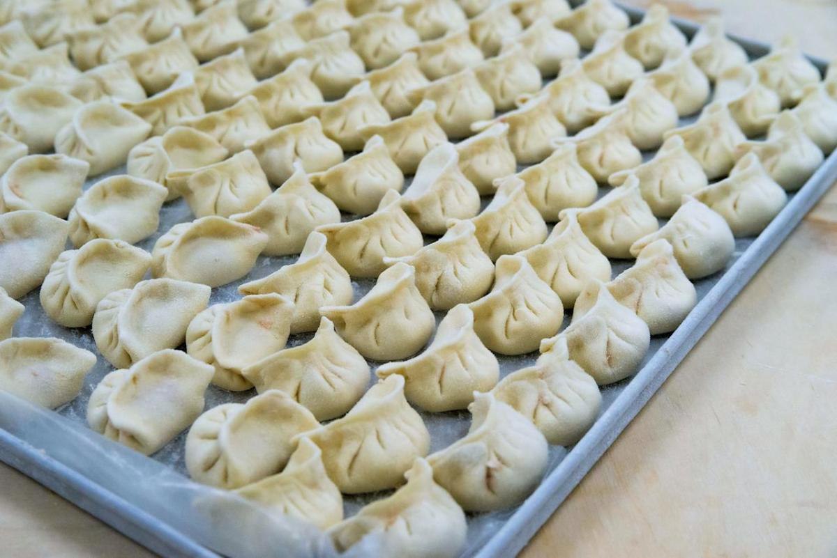 В новогодний сборник рецептов России вошли два блюда из Челябинской области   gubernia74 ru articles society 1137858 Сборник аутентичных рецептов разных регионов страны разработали специалисты Агентства стратегических инициатив В него включили уникальные блюда из 11 российских регионов в том числе в сборник вошли два южноуральских рецепта То что в федеральный сборник вошли южноуральские рецепты это результат целенаправленной работы по развитию гастрономического потенциала Челябинской области и признание уникальности нашей кухни поделилась мнением директор Центра проектного развития территорий и туризма региона Инна Хваткова   t me chgub