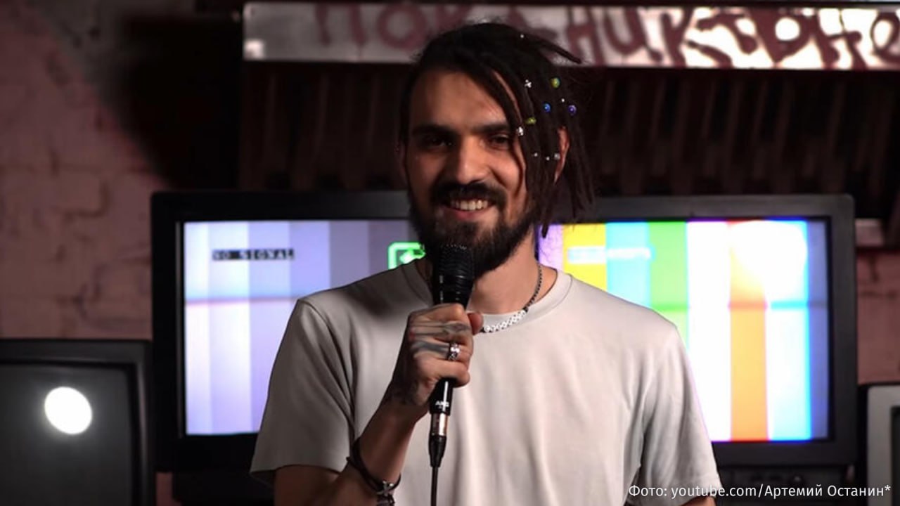 Стендап комик Артемий Останин не признал вину по делу об оскорблении чувств верующих и разжигании ненависти Об этом сообщил корреспондент РЕН ТВ Ранее комик извинялся за свой стендап но в суде отверг обвинения Представитель гособвинения заявил что подсудимый действовал в составе организованной группы Он указал на наличие неустановленных сообщников которые могли быть причастны к организации выступлений Останина и последующему распространению видеозаписей в интернете  По версии следствия во время публичного выступления в столице в марте 2025 года Останин враждебно высказался в адрес лиц получивших ранения и утративших трудоспособность в ходе СВО Также отдельно рассматривается эпизод с выступлением комика 7 марта в ходе которого он использовал высказывания оскорбляющие чувства верующих внесен в перечень физических лиц в отношении которых имеются сведения об их причастности к экстремистской деятельности или терроризму РЕН ТВ в Telegram в MAX