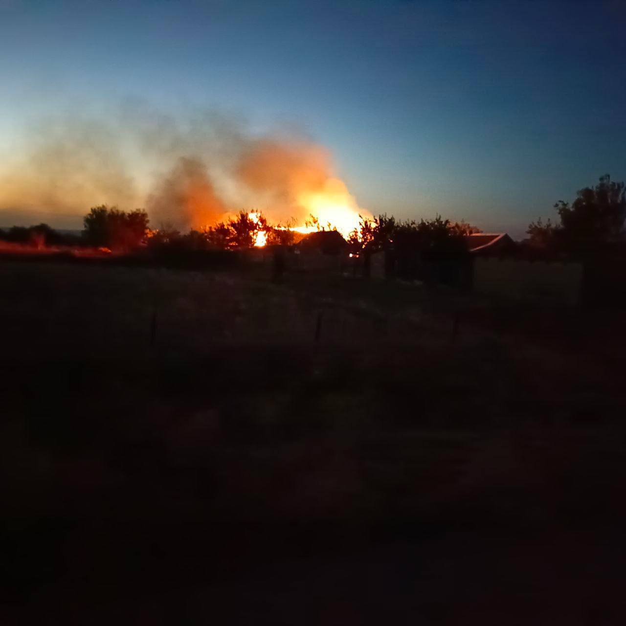 В Херсонской области ВСУ поджигают поля и леса дронами и обстрелами. "Возгорания зафиксированы в Алешкинском, Скадовском, Голопристанском, Чаплинском, Каховском, Великолепетихском и Новокаховском округах. Большинство из них ликвидированы", — сообщил губернатор Владимир Сальдо.
