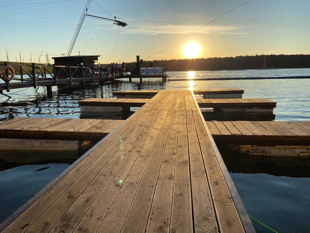 На Яченском водохранилище построят акватермальный комплекс Калужской областью подготовлены три спортивных концессионных проекта которые планируется реализовать в 2027 2029 годах Один из них предусматривает строительство на территории спортшколы олимпийского резерва Орленок многофункционального спортивного рекреационного комплекса Объект будет состоять из стадиона для биатлонистов корпуса временного размещения спортсменов фитнес центров и зон отдыха В рамках второго проекта планируется создать футбольный центр на территории спортцентра Анненки Он предусматривает строительство крытого футбольного манежа и реконструкцию гостиницы Спутник Третий проект предусматривает строительство физкультурно оздоровительного комплекса Яченский на Яченском водохранилище Объект будет состоять из современного фитнес центра акватермального комплекса и помещений для занятий двух спортивных школ по академической гребле и гребле на байдарках и каноэ в которых сейчас занимаются более 300 детей рассказал министр спорта Олег Сердюков Сейчас все три проекта проходят отбор в министерстве спорта РФ