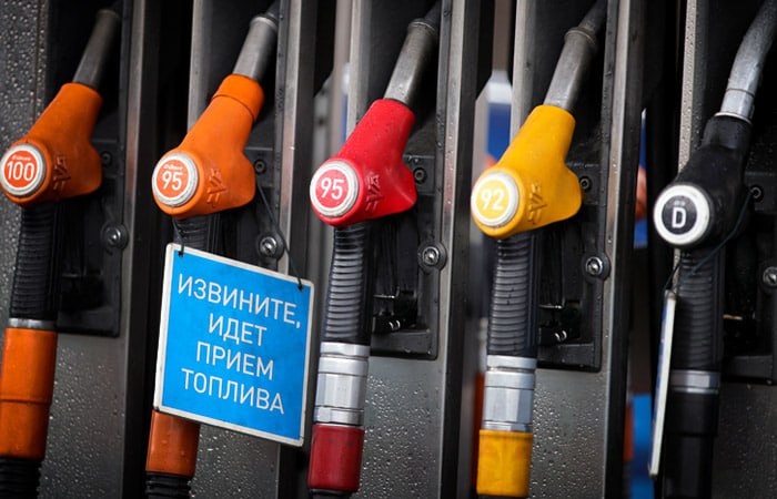 Перенос плановых ремонтов НПЗ Глава Минэнерго РФ сообщил о переносе ремонтных работ нефтеперерабатывающих предприятий на позднее время Меры правительства по стабилизации рынка топлива Для обеспечения бесперебойных поставок горючего государство реализует комплекс мер отмена пошлин на импорт увеличение объемов биржевых продаж продуктов переработки нефти из Беларуси и Китая разрешение введения присадок в топливную продукцию ЭкономическаяситуацияРФ investing investing