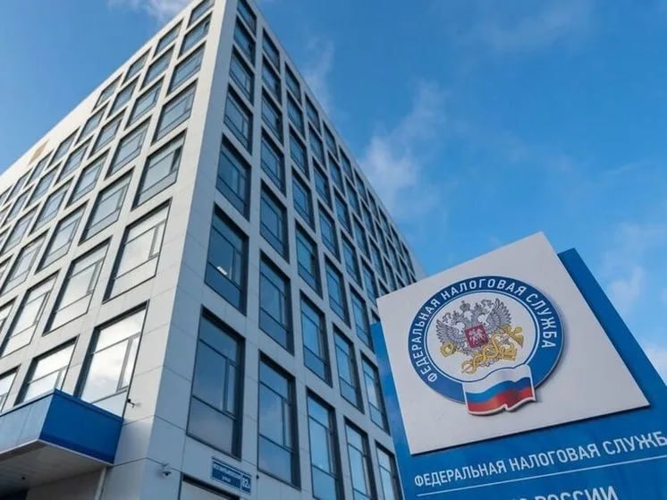 Напоминаем, что с 2025 года можно получить вычет на ГТО С этого года граждане могут воспользоваться налоговым вычетом при сдаче нормативов ГТО и прохождении ежегодной диспансеризации. Он предоставляется в размере 18 000 рублей за год и распространяется на лиц, выполнивших нормативы испытаний тестов ГТО и награжденных знаком отличия подтвердивших полученный знак отличия , при условии прохождения ими диспансеризации. Эти вычеты могут применяться работодателем при выплате заработной платы и исчислении НДФЛ по аналогии с другими стандартными вычетами. Налоговый агент вправе применить такой вычет единовременно в любом месяце налогового периода, но не ранее месяца подтверждения налогоплательщиком права на его получение. Например, сотрудник компании в июле 2025 года приносит работодателю документы, подтверждающие его право на получение вычета при сдаче нормативов ГТО и прохождении ежегодной диспансеризации удостоверение о вручении знака отличия, справка о прохождении диспансеризации, реквизиты банковского счета для зачисления денег . При выплате заработной платы в августе 2025 года основная налоговая база будет уменьшена налоговым агентом на указанный вычет в размере 18 000 рублей.