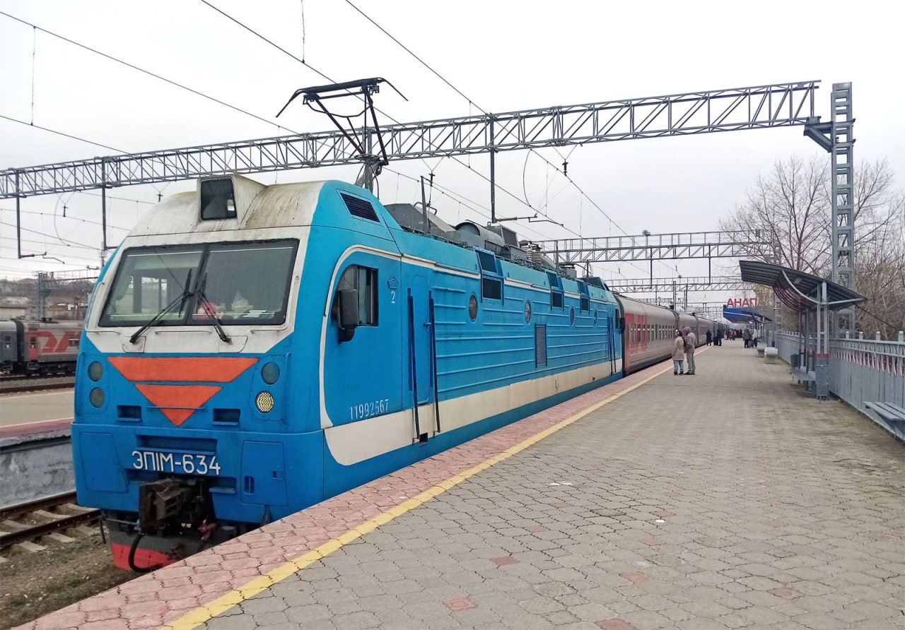 17-летний парень попал под поезд на Кубани Трагедия произошла сегодня утром, 27 июля на перегоне Кабардинская — Хадыженская. Что произошло на путях, сейчас выясняют следователи. Юноша погиб на месте от полученных травм.