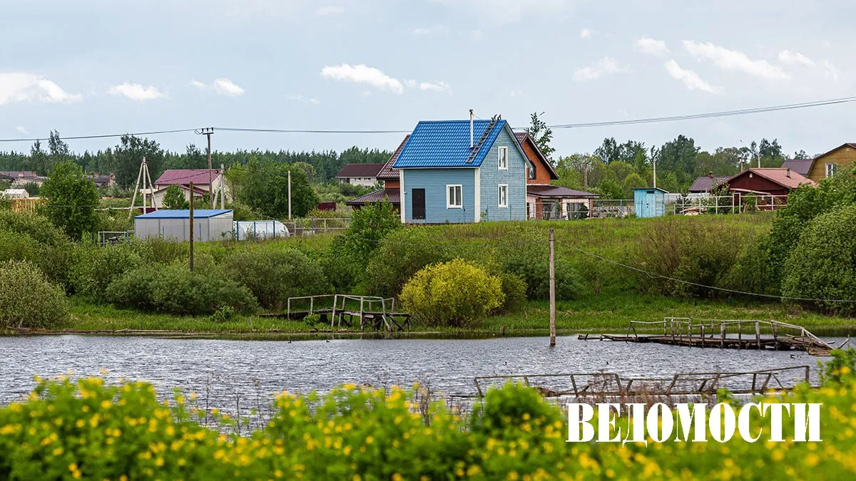Домклик посчитал сколько тратят россияне на покупку загородного дома С начала 2026 года россияне оформили ипотеку на готовые загородные дома почти на 100 млрд рублей Это вдвое больше чем за тот же период прошлого года   Медианная стоимость загородного дома за год выросла на 12 5 до 4 6 млн рублей   Спрос на готовые дома превышает интерес к индивидуальному жилищному строительству ИЖС Доля первых в ипотечных выдачах Сбера приблизилась к 10 доля ИЖС составила 5 6 Более 60 кредитов оформляется по льготным программам Подробнее в материале Ведомости Капитал