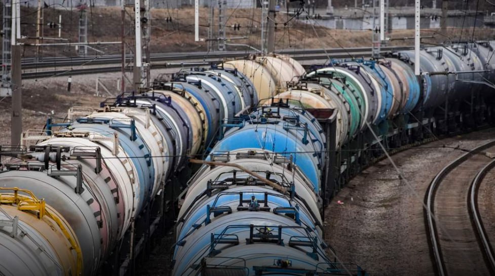 Власти не планируют возвращать полные выплаты топливного демпфера действие понижающего коэффициента в формуле его расчета будет продлено на 2027 и 2028 годы Это может принести бюджету около 1 трлн рублей говорится в справке к поправкам в Налоговый кодекс разработанным Минфином Ведомство также предлагает ввести выплату обратного акциза при переработке нефти на зарубежных НПЗ и возврате нефтепродуктов в Россию jkinvest news jkinvest