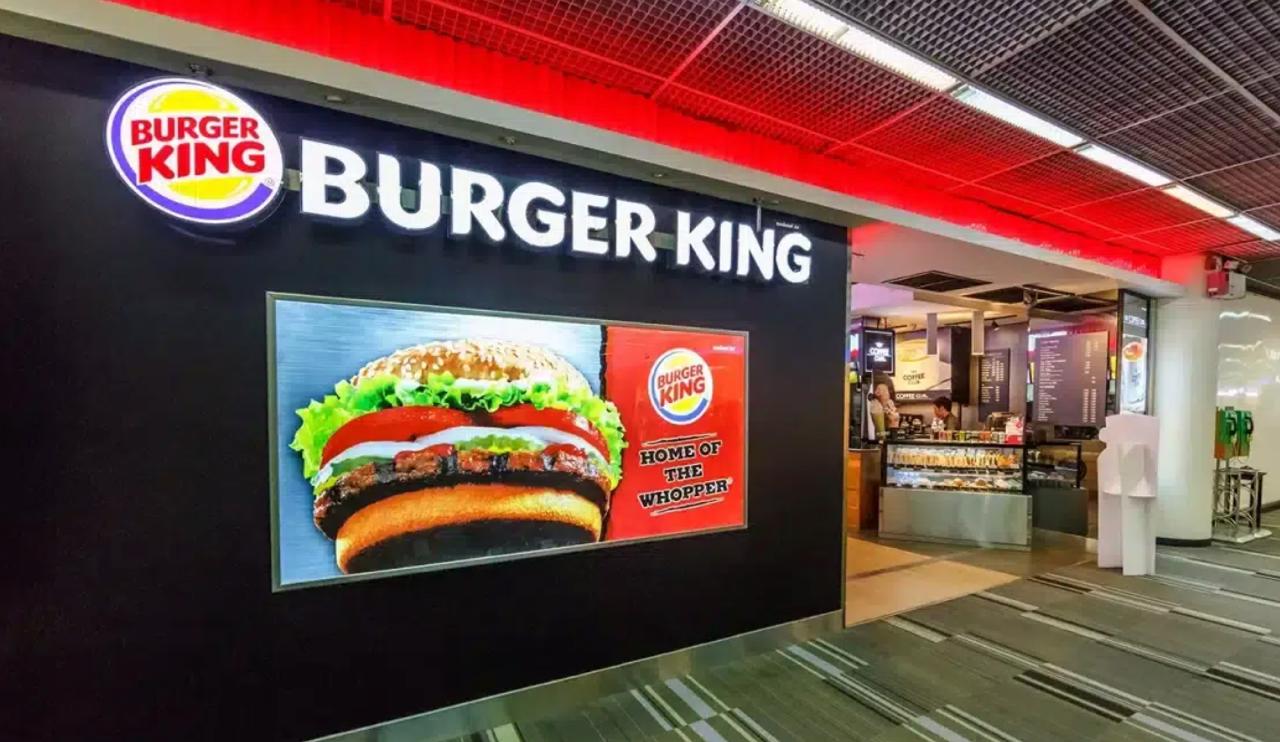 Первый Burger King откроют в Узбекистане в ближайшие полтора месяца В Узбекистане откроется Burger King Об этом в интервью телеканалу Узбекистан 24 сообщил представитель компании International Beverages Tashkent в Узбекистане Шухрат Эргашев Отмечается что переговоры уже завершены и Burger King начнет работу в Узбекистане в следующем месяце Разговоры об открытии ресторанов Burger King ведутся с 2021 года В июле того же года в СМИ сообщили что Burger King планирует выйти на рынок Узбекистана В сентябре 2025 года издание Spot со ссылкой на свой источник сообщило что рестораны планируется открыть ориентировочно в ноябре декабре этого года однако точная дата пока не определена из за продолжающихся строительных работ По данным источника также планируется открытие трех точек в Ташкенте в торговом комплексе Tashkent City Mall в районе Seoul Mun и рядом со станцией метро Беруни В социальных сетях также появились фотографии на которых запечатлен блокпост возле станции метро Беруни однако по словам очевидцев в настоящее время вывески Burger King на этом месте нет ТГ канал uzbekfoodtech