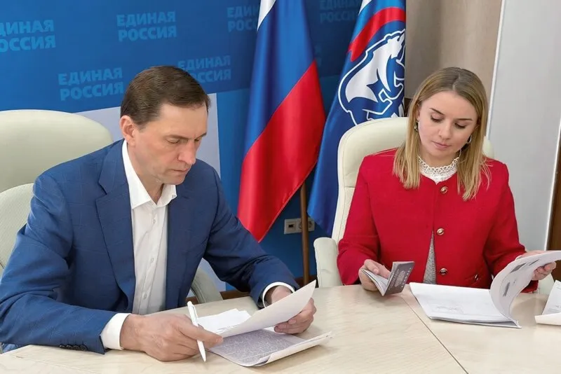 Последний из новосибирских единороссов в ГД выдвинулся на праймериз Депутат ГД от Новосибирской области Виктор Игнатов выдвинулся на праймериз в четверг 9 апреля по тому же одномандатному округу где он избирался в нижнюю палату последние два созыва Барабинский раньше 138 теперь 140 Ранее об участии в обязательном для единороссов перед выборами предварительном голосовании сообщили и другие члены фракции ЕР в ГД представляющие регион первый вице спикер ГД Александр Жуков одномандатники Дмитрий Савельев и Олег Иванинский Подробнее по ссылке