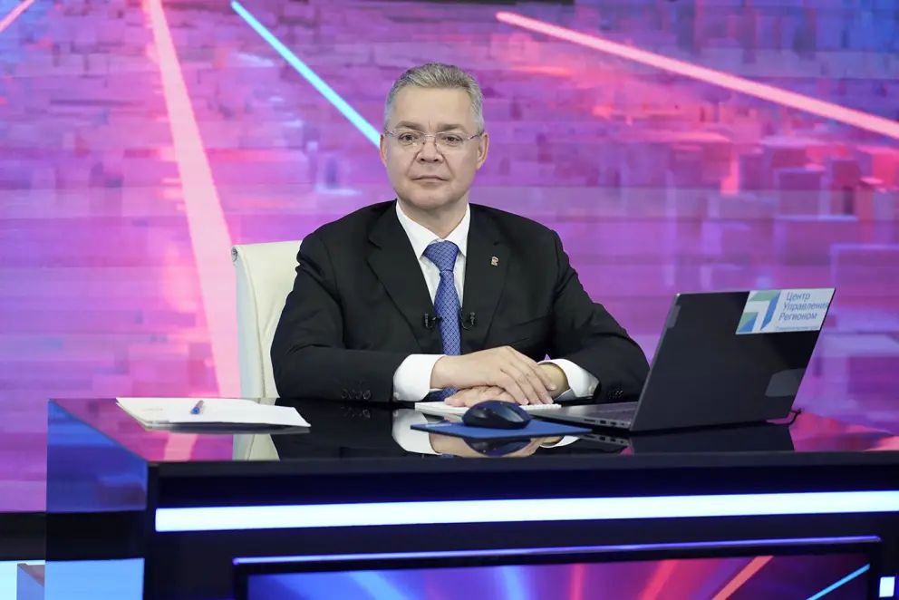 Губернатор Ставрополья: Создание муниципальных транспортных предприятий — необходимость Во время июльской прямой линии с жителями Ставрополья губернатор Владимир Владимиров подчеркнул важность восстановления государственных полномочий в сфере пассажирских перевозок. Он отметил, что это позволит субсидировать нерентабельные маршруты и снизить стоимость проезда для населения. По словам главы региона, было достигнуто соглашение с главами всех территорий о совместном финансировании экономически необоснованных маршрутов. Краевой бюджет возьмет на себя половину затрат, а вторую половину покроет муниципалитет. Напомним, ранее губернатор поручал создать муниципальные транспортные предприятия в территориях края.