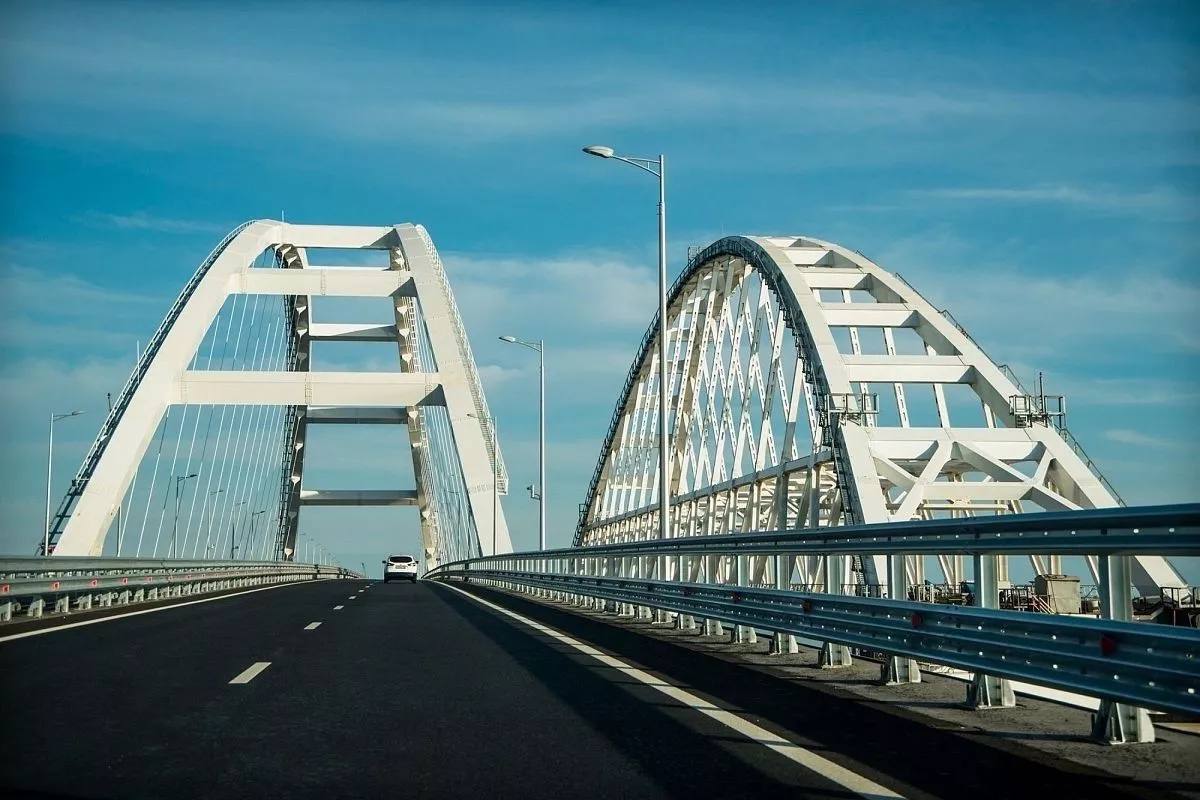 Водителей с детьми просят пережидать пробки перед Крымским мостом на специально оборудованных площадках.   Одна из таких площадок оборудована на участке дальнего западного обхода Краснодара. Еще шесть таких площадок есть на новом участке автодороги А-289  Краснодар – Славянск-на-Кубани – Темрюк – А-290 «Новороссийск – Керчь»  в Красноармейском, Славянском и Темрюкском районах. На направлении автодороги А-290 также доступны два многофункциональных заправочных комплекса.