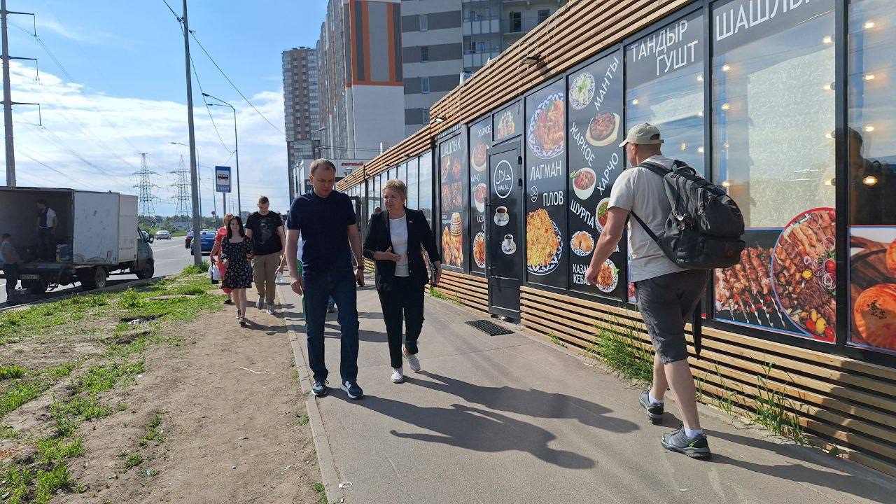 По требованию прокуратуры на Муринской дороге снесут незаконные точки торговли  Ранее глава администрации Красногвардейского района  Андрей Хорт во время обхода территории ЖК «Цветной город» дал поручение разобраться с хаосом торговых объектов на Муринской дороге в 17 квартале, которые установлены на земле частного собственника.   К решению проблемы подключилась районная прокуратура. При проверке выяснилось, что нестационарные торговые объекты размещены без согласования с Комитетом по градостроительству и архитектуре. В суд подано исковое заявление о демонтаже торговых объектов — сейчас оно находится на рассмотрении.