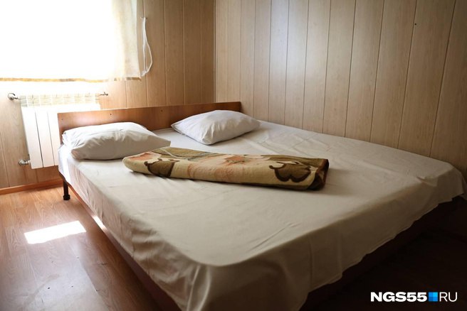 Несовершеннолетней омичке которая задушила новорожденного вынесли приговор Девушка отправится в воспитательную колонию на 1 5 года Об этом рассказали в прокуратуре региона В июле девушка родила малыша в гостинице Надежда на улице 5 й Путевой а затем убила его и положила в мусорное ведро Тело младенца обнаружила горничная когда пришла убираться Мать к тому моменту скрылась Сотрудники гостиницы рассказывали корреспонденту ngs55news что девушка ночевала не одна а с молодым человеком Как нам уточнили в прокуратуре он не был отцом ребенка Вину в совершении преступления омичка признала После оглашения приговора девушка была взята под стражу в зале суда добавили в следственном комитете Омской области Будьте в курсе даже офлайн NGS55 в MAX