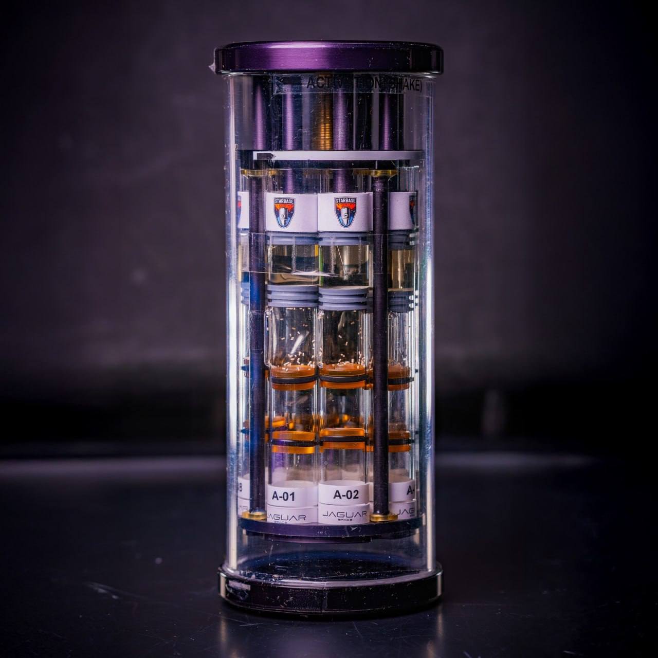 В космосе впервые в истории сварят пиво    Техасская компания Starbase Brewing объявила о запуске эксперимента MicroBrew-1, который проведут астронавты миссии Crew-11 на борту МКС. Цель исследования – изучить, как в условиях космоса может протекать ферментация, что важно для будущего сельского хозяйства на орбите или, например, на Марсе.  В рамках эксперимента будут использовать восемь специальных устройств для обработки жидкостей. Каждый аппарат содержит заранее загруженное сусло и дрожжи. Процесс ферментации должен будет запустить астронавт, повернув ручку и смешав сусло с дрожжами.