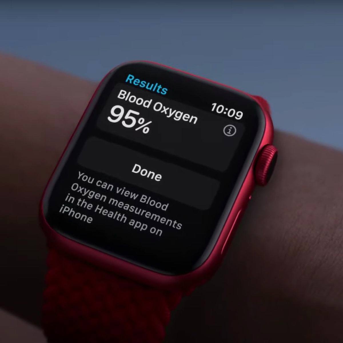Apple объявила, что возвращает функцию измерения кислорода в крови для Apple Watch в США. Обновление выйдет сегодня  Изменения стали возможны благодаря новому программному обновлению, которое доступно с сегодняшнего дня. Теперь измерение показателей происходит на самих часах, а обработка и расчёт данных выполняются на сопряжённом iPhone. Результаты будут отображаться в приложении Здоровье в разделе Дыхание.  Для активации функции необходимо обновить iPhone до iOS 18.6.1 и Apple Watch до watchOS 11.6.1, которые выйдут уже сегодня. Обновление затронет Apple Watch Series 9, Series 10 и Ultra 2 в США.  Владельцы часов, у которых оригинальная функция уже была активирована ранее, изменений не заметят. Обновление также не затронет устройства, купленные за пределами США.     #новости