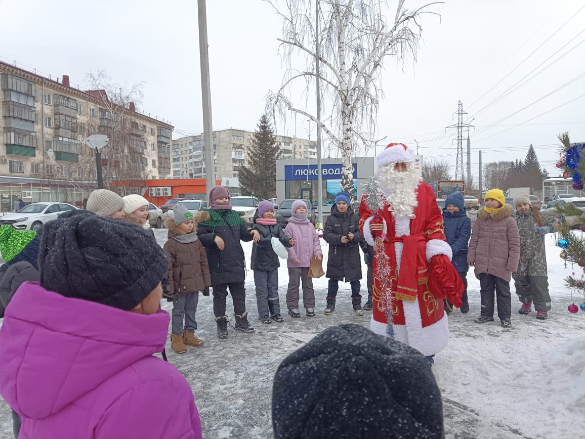 В Чеховском сквере состоялось праздничное открытие новогодней ёлки. Самый читающий класс 24-ой школы 3 «Б» с классным руководителем Натальей Евсеевой приняли участие в веселых активностях. Дети приносили с собой игрушки для украшения ёлки, водили хоровод и даже встретили Дедушку Мороза и прочитали ему стихи. В подарок для ребят в библиотеке был накрыт сладкий стол.