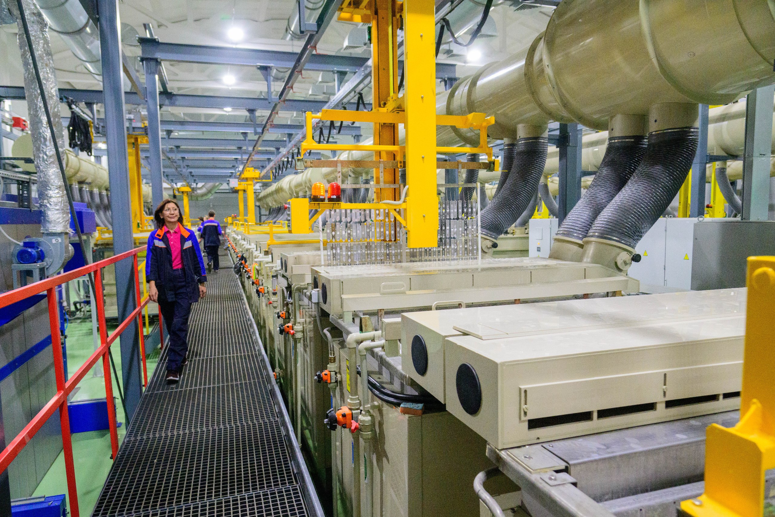 На заседании Совета по развитию промышленности подвели предварительные итоги реализации национального проекта Производительность труда Промышленность это фундамент экономики нашей республики 32 ВРП 25 занятых 50 налогов Сохраняем уверенный рост уже за 9 месяцев 2025 года отгружено продукции на 248 8 миллиардов рублей а к 2027 году планируем выйти на 409 8 миллиардов рублей Промышленность республики имеет многоотраслевой характер обладает рядом высоких технологий Марий Эл лидер в производстве металлических дверей торгово холодильного оборудования хроматографов Продукция поставляется в 70 регионов России и 26 стран мира По нацпроекту Производительность труда 37 предприятий внедрили бережливое производство Результат впечатляет рост выработки на сотрудника на 47 сокращение времени процессов на 36 В Марий Эл работает целая экосистема поддержки предприятий от Агентства экспортного развития до Центра Мой бизнес Капитализация Фондов развития промышленности и инвестиционного развития к 2030 году превысит 4 7 миллиарда рублей