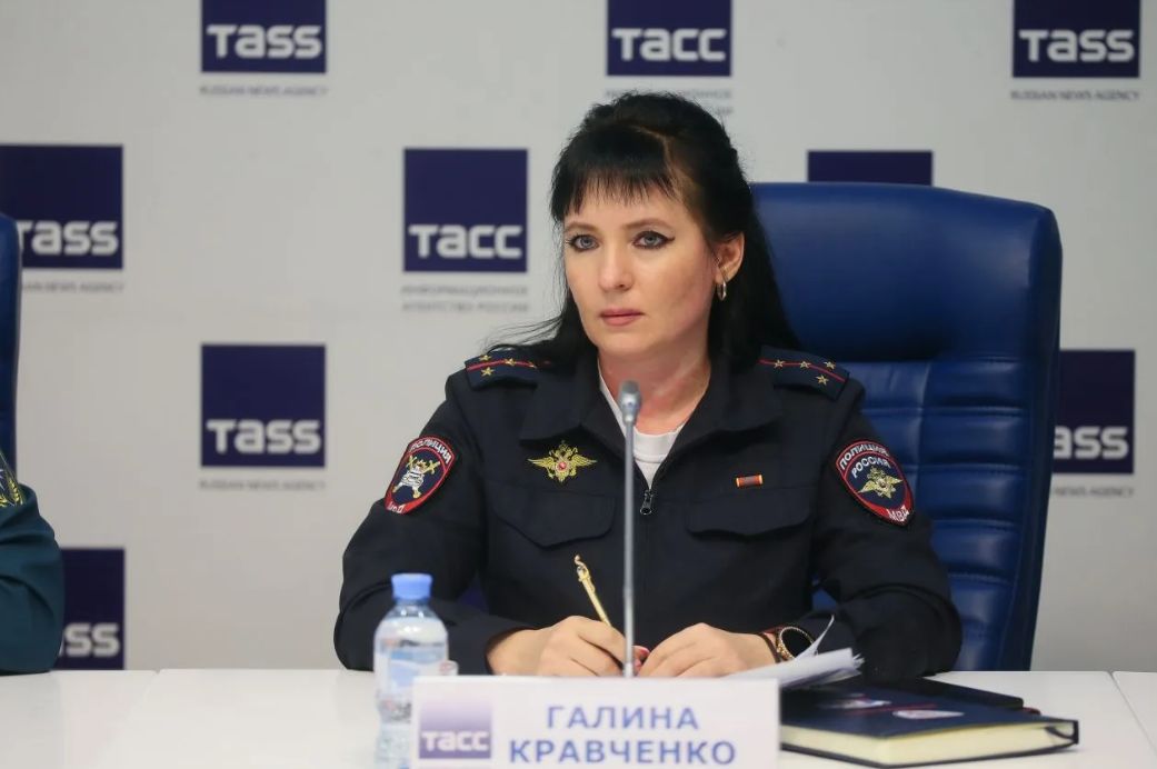 В Госавтоинспекции Свердловской области подвели итоги работы в праздничные дни Ежесуточно безопасность дорожного движения обеспечивали около 400 сотрудников ДПС Параллельно инспекторы провели более 3 тысяч профилактических бесед с водителями и пешеходами в местах массового скопления людей За отчётный период автоинспекторы составили порядка 12 5 тысячи административных материалов в отношении участников дорожного движения за нарушения ПДД Также было удалено с проезжей части порядка 46 тысяч пешеходов за опасное нахождение на ней Было зарегистрировано 1 014 дорожно транспортных происшествий 46 из них с пострадавшими погибли 8 человек и 64 человека получили травмы различной степени тяжести включая 8 детей Однако за первые 11 дней января количество ДТП с пострадавшими сократилось на 26 число погибших на 27 3 а раненых на 29 4 по сравнению с аналогичным периодом прошлого года Источник Госавтоинспекция Свердловской области