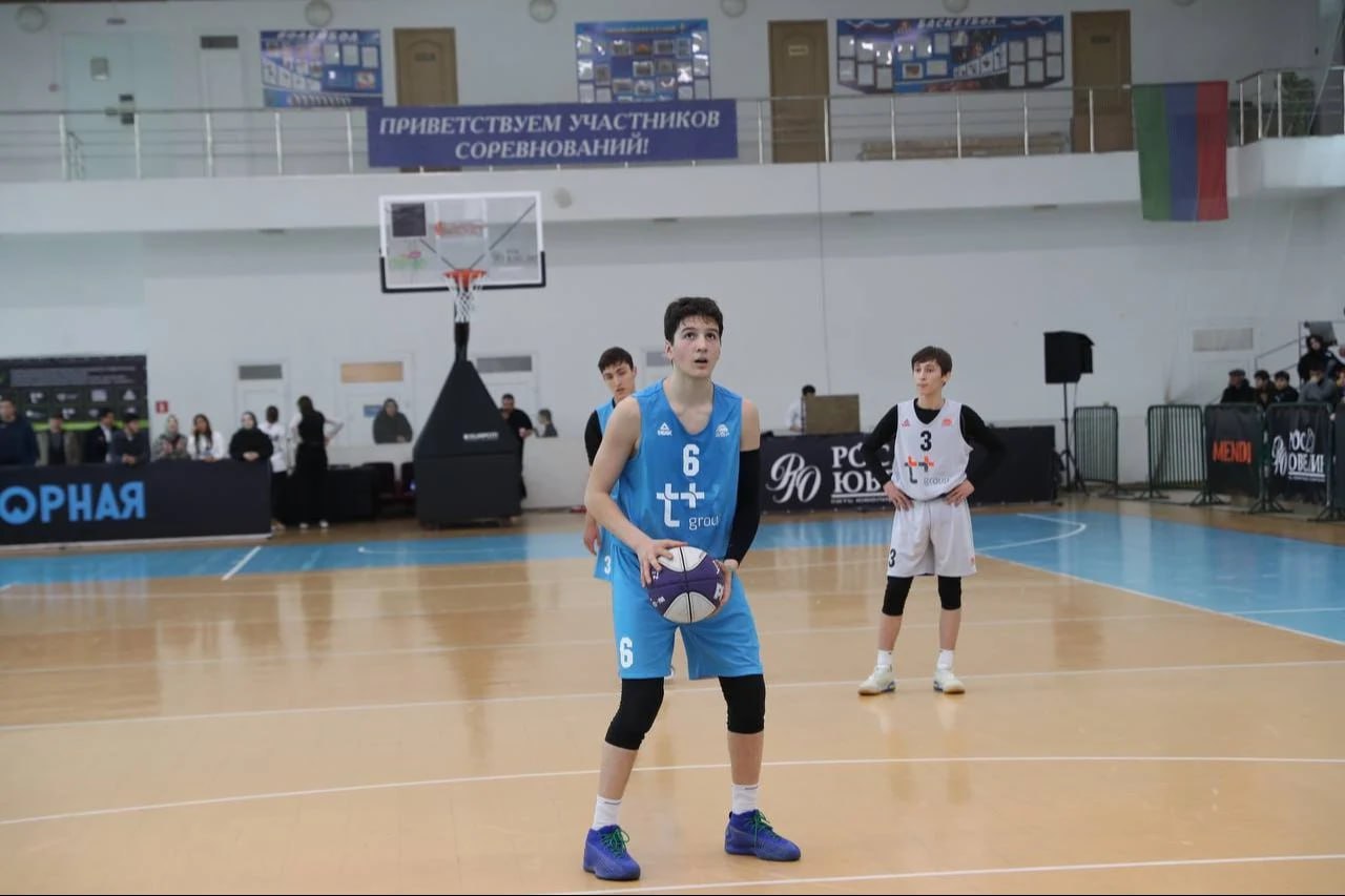 Махачкала примет финал СКФО Чемпионата Локобаскет Школьная лига Финал Северо Кавказского федерального округа Всероссийского чемпионата Локобаскет Школьная лига пройдет 26 29 января в волейбольном зале стадиона Труд В рамках турнира будут определены сильнейшие школьные баскетбольные команды среди юношей и девушек общеобразовательных организаций Победители соревнований отправятся на всероссийский суперфинал который состоится весной этого года Бороться за путевку будут победители региональных этапов Это сборные команды из Дагестана Ингушетии Чечни Северной Осетии Алании Карачаево Черкесии Кабардино Балкарии и Ставропольского края