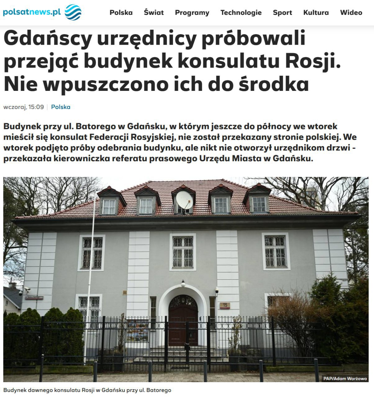 Фиаско дня польские чиновники хотели захватить генконсульство РФ но им просто не открыли дверь Неудачный штурм состоялся в Гданьске где 22 декабря прекратило работу последнее в стране генеральное консульство России Персонал особняка дал захватчикам отпор и не допустил проникновения пишут польские СМИ Напомним что Варшава закрыла диппредставительство после взрыва на железной дороге который устроили украинские диверсанты В ответ Польшу оставили без консульства в Иркутске Подпишитесь на Абзац TG VK Дзен MAX Rutube