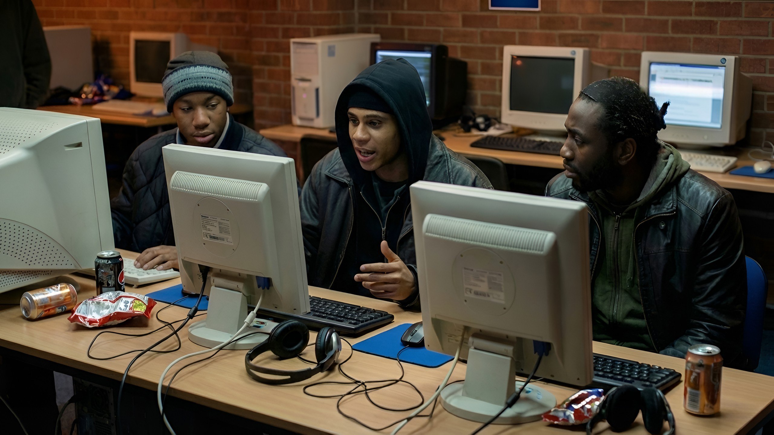 Чат боты с человеческим лицом буквально Мужчина из Кении трудоустроился оператором чата выдавая себя за виртуального помощника Ему пришлось изображать несколько личностей разных полов и выслушивать множество интимных и эмоционально тяжёлых историй от пользователей Оплата того не стоила сотрудник зарабатывал всего 5 центов за одно сообщение rozetked me news 43297