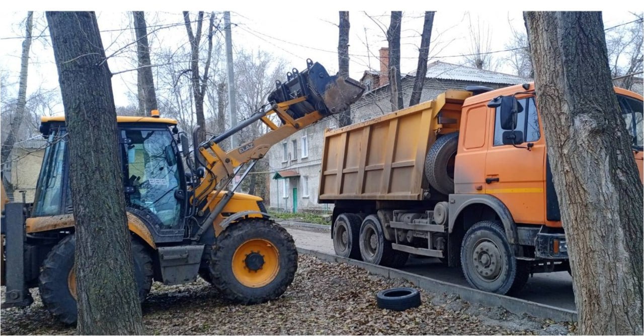 С улиц Ульяновска вывезли более 400 кубометров железобетонного мусора  По поручению главы города Александра Болдакина, ликвидация этого мусора на ежедневной основе идет в каждом районе муниципалитета и в пригородных поселениях. Всего выполнено более 30 рейсов  - Железобетонный мусор не только не добавляет красоты нашему городу, но и несет опасность для пешеходов. Весь этот мусор в дальнейшем будет отправлен на переработку для изготовления инертных материалов, необходимых для отсыпки грунтовых дорог. Таким образом, мы не только наводим порядок на ульяновских улицах, но и получаем полезные материалы, которые можно применять в городском хозяйстве. В Ульяновске никогда не занимались утилизацией железобетонного хлама. Мы начали работать в этом направлении впервые и до следующего лета должны кардинально изменить ситуацию, - подчеркнул Александр Болдакин  Подробнее на сайте