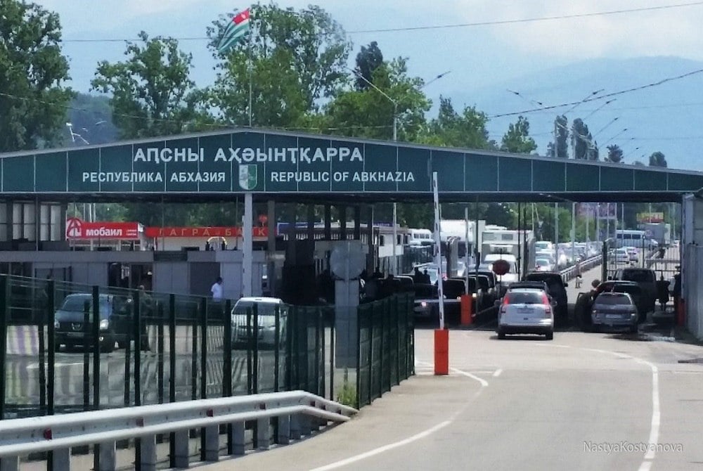 Туристы опасаются больших очередей на границе Абхазии с началом летнего сезона. На погранпереходе с российской стороны в мае запустили новое оборудование - «такие же сканеры, что и перед въездом на крымский мост», утверждают инсайдеры. «Просвечивают» весь грузовой транспорт и автобусы. На эту процедуру уходит определенное время. «В мае когда были первые по-настоящему жаркие деньки и люди активнее ехали в республику, уже были сложности. Время увеличилось, прохождение границы занимало по два-три часа. Что будет дальше, когда пойдет поток больше и кто едет отдыхать, и экскурсионный, сложно предугадать. Но не исключено, что сложности будут. Раз уж ввели все это перед сезоном, значит, вероятно, проверки будут постоянными», - рассказал Крыше ТурДома один из собеседников. Кто проходил российско-абхазскую границу в последние дни - поделитесь подробностями.
