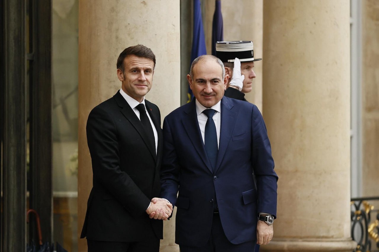 Премьер-министр Никол Пашинян направил поздравительное послание президенту Французской Республики Эммануэлю Макрону по случаю Национального праздника страны. Многоуважаемый господин президент, дорогой Эммануэль! От всего сердца поздравляю и направляю Вам и братскому французскому народу наилучшие пожелания по случаю Национального праздника Французской Республики.Этот день, имеющий огромное значение для французского народа, является прекрасной возможностью еще раз подчеркнуть особую роль Франции в закреплении и продвижении высоких общечеловеческих ценностей свободы, равенства и братства, а также подтвердить нашу общую приверженность их воплощению в жизнь на благо наших граждан и государств. Хочу подчеркнуть, что основанные на этих общечеловеческих ценностях и объединяющей армянский и французский народы многовековой дружбе исторические связи между Арменией и Францией имеют ключевое значение в развитии наших межгосударственных отношений.С особой благодарностью хочу отметить, что особые отношения между нашими странами, о чем свидетельствует установившийся тесный политический диалог на высоком уровне и эффективное взаимодействие по всем направлениям двустороннего взаимодействия, сегодня благодаря Вашей неизменной приверженности переросли в стратегическое партнерство. С удовлетворением хочу подчеркнуть, что сотрудничество между нашими двумя странами теперь охватывает такие важные области, как борьба с изменением климата, защита биоразнообразия и искусственный интеллект. В этом контексте хочу подтвердить приверженность Армении вносить свой вклад в усилия по противостоянию этим глобальным вызовам.Мы также высоко ценим неизменную важную поддержку дружественной Франции и Ваши личные усилия, направленные на установление справедливого и прочного мира на Южном Кавказе.Еще раз поздравляю Вас с этим символичным для французского народа днем и желаю Вам мира и процветания.С большим ожиданием Вашего государственного визита в Армению в этом году, примите, пожалуйста, господин Президент, заверения в моем глубоком уважении. С теплотой, Никол Пашинян.