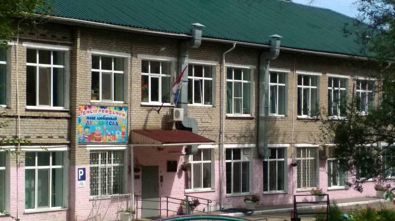 Запрет на проведение массовых мероприятий введен в детсадах из-за энтеровируса  В Хабаровском крае зафиксирован сезонный подъем заболеваемости энтеровирусной инфекцией, особенно среди детей дошкольного возраста. В детских садах усилены профилактические меры.  Эпидемиологическая ситуация в крае стабильно напряженная. Заболеваемость острыми кишечными инфекциями не превысила средний многолетний показатель. Случаев групповой заболеваемости не зарегистрировано.  Энтеровирусная инфекция Продолжается сезонный подъем заболеваемости энтеровирусной инфекцией. Основное число заболевших зарегистрировано в краевой столице, единичные случаи отмечены в Хабаровском районе, Комсомольске-на-Амуре и Амурском районе. Чаще всего болеют организованные дети дошкольного возраста. В этой связи в детских садах продолжается проведение мероприятий, направленных на профилактику заноса и распространения инфекции: утренние фильтры и дезинфекционные мероприятия.  - Проведено заседание Санитарно-противоэпидемической комиссии правительства края, на котором определен комплекс противоэпидемических и профилактических мероприятий, в том числе введен запрет на проведение массовых мероприятий в детских дошкольных образовательных организациях,  - сообщили в Роспотребнадзоре.   Управление Роспотребнадзора по Хабаровскому краю настоятельно рекомендует родителям соблюдать основные правила личной гигиены для профилактики заболевания, а также не купаться в фонтанах и следить за детьми во время купания во избежание заглатывания воды.  У нас эксклюзив  Написать нам:    ПОДПИСАТЬСЯ