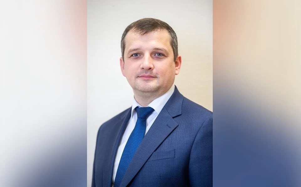 Новым министром молодежной политики Самарской области стал Владимир Усов Владимиру Усову 43 года. Он кандидат социологических наук, доцент. Его фамилия числится в списке сотрудников кафедры «Экономика и менеджмент» Приволжского государственного университета путей сообщения. Ранее министерство молодежной политики Самарской области возглавляла Наталья Рогова. Она заняла этот пост в октябре 2024 года, победив в открытом конкурсе. Однако проработала всего около двух месяцев.