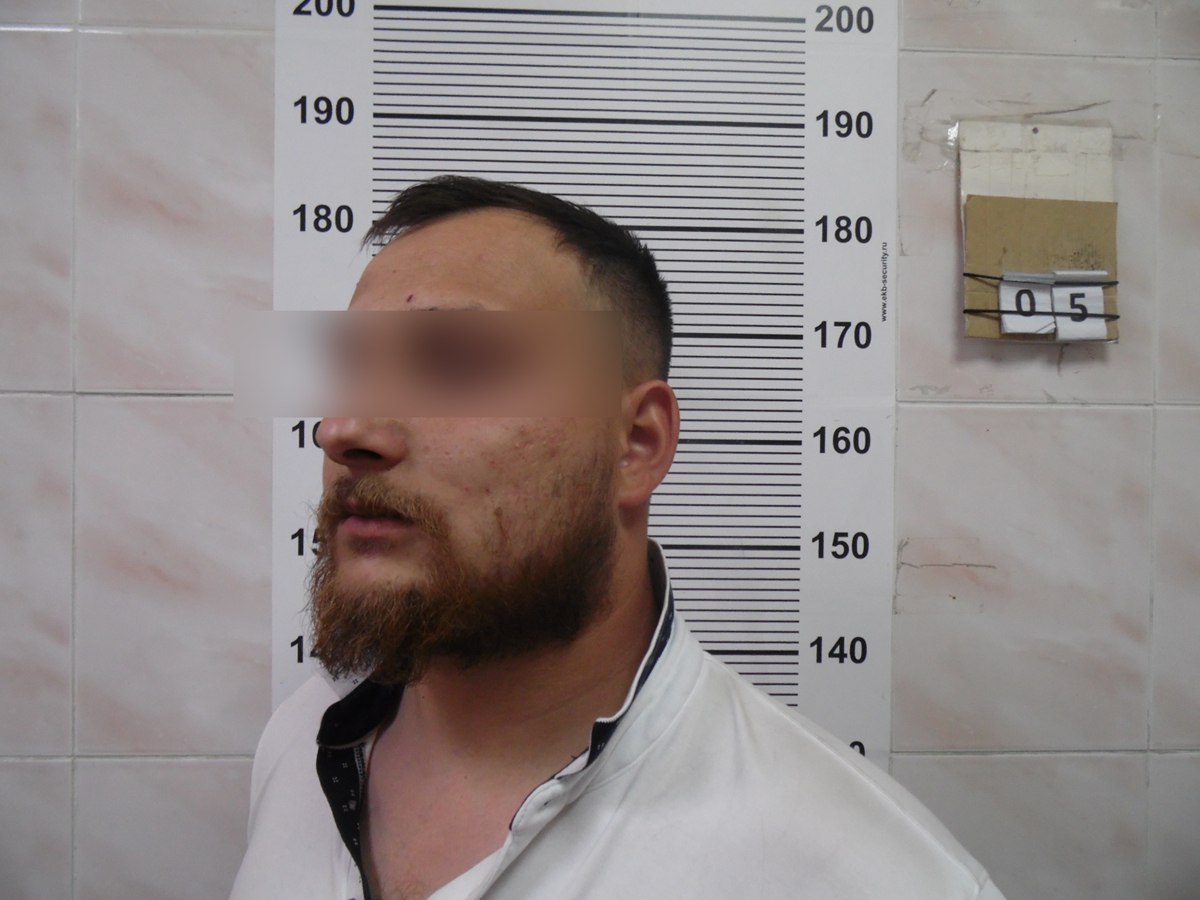 На вокзале Екатеринбурга уличный торговец парфюмом уговорил случайного прохожего купить у него духи со скидкой. Взяв телефон покупателя, он получил доступ к его мобильному банку и слил банковские данные. Но и это еще не всё. Мужчина вскоре завёл виртуальную карту с деньгами жертвы и снял с неё почти 2 миллиона рублей. На эти деньги он купил себе Opel и уехал в Пермь, где его задержали. Используя виртуальную карту с данными жертвы, злоумышленник снимал чужие деньги в банкоматах Екатеринбурга. При этом, опасаясь видеокамер у банкоматов, он надевал маску и менял одежду История стоит короткометражного фильма... Фото: отделение по связям со СМИ УМВД России по г. Екатеринбургу «Уральский меридиан»