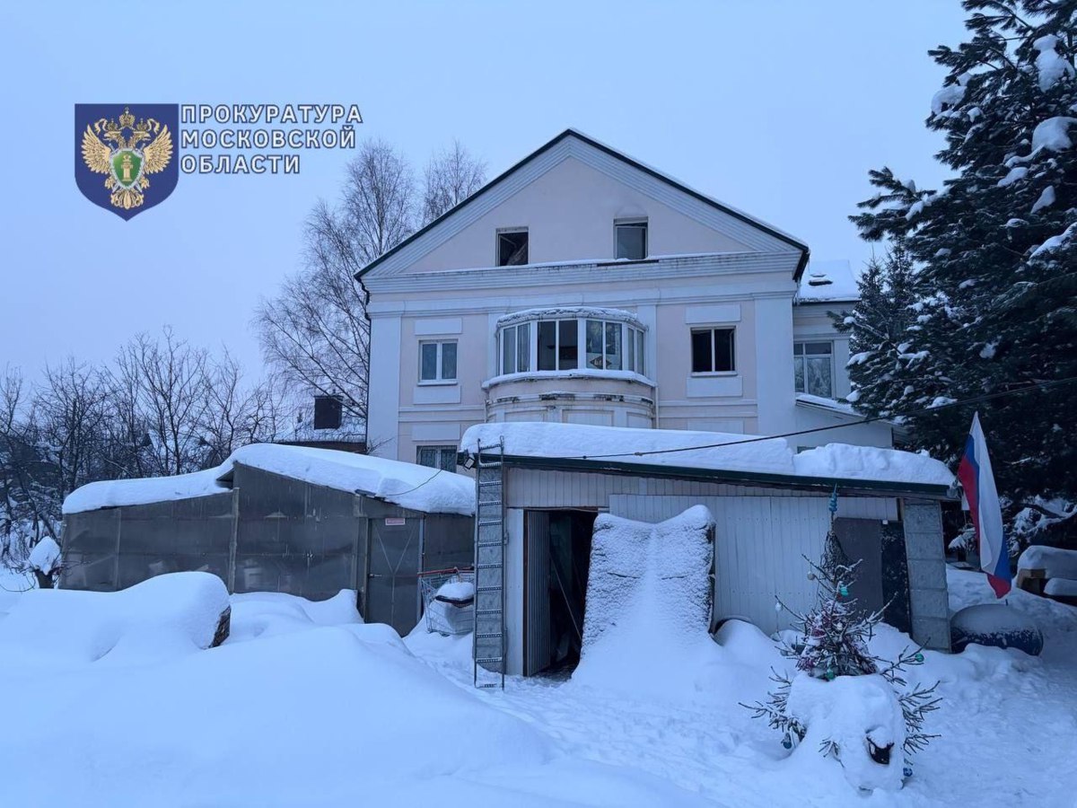 В подмосковном хостеле сгорели пытавшиеся согреться кубинцы Baza По данным издания ещё неделю назад трёхэтажный частный дом в Балашихе в котором действовал хостел отключили от газа и электричества за долги Жильцы одной из комнат не придумал ничего лучше чем развести прямо в помещении костёр чтобы согреться и лечь спать В какой то момент другие жильцы сбежались на запах гари В комнате на тот момент уже было четыре трупа Огонь потушили при помощи снега а что делать с телами постояльцы не придумали и просто пошли спать В итоге огонь вновь разгорелся и на этот раз пламя охватило всё здание Надо добавить что владелец погоревшей недвижимости сейчас спокойно живёт в Лондоне Задонатить через бота Patreon