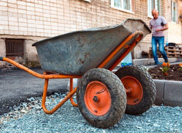 В столице Камчатки строитель упал с лесов и травмировался  По предварительным данным, днём 21 ноября во время работ по ремонту фасада жилого дома по ул. Курчатова в краевой столице 32-летний мужчина упал со строительных лесов и получил травмы.  Мужчина госпитализирован в больницу. Детали произошедшего устанавливаются.    Подробности    KamchatkaMedia   Прислать новость