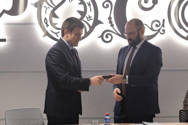 Губернатор Михаил Котюков официально назначил Алексея Коноваленко министром здравоохранения Красноярского края Новому главе ведомства 48 лет он коренной житель Назарово и кандидат медицинских наук Ранее Коноваленко работал хирургом в больнице 7 а в последнее время занимал пост заместителя министра Назначение произошло на фоне затяжного кризиса с лекарствами и ухода в отставку Наталии Говорушкиной Подробнее на Бабре красноярск kras 24