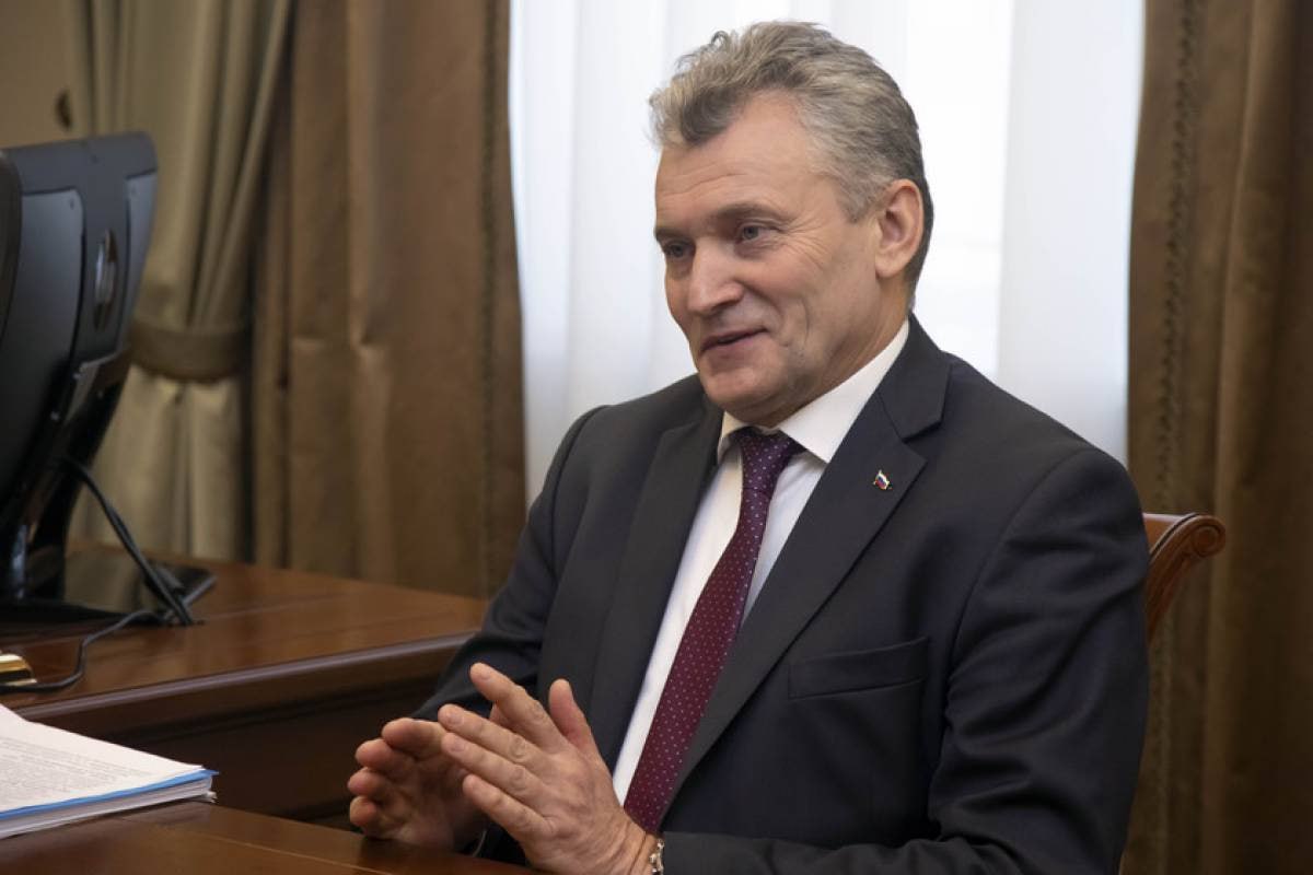 В СКР заявили о задержании жителя Енисейска по подозрению в избиении главы города Это произошло на личном приёме которые Валерий Никольский организовал сегодня в администрации уточнили в управлении Следственного комитета по Красноярскому краю и Хакасии Там добавили что мужчина пришёл на встречу с Никольским выражал недовольство работой властей и местного самоуправления и набросился на главу города нанеся ему телесные повреждения Решается вопрос об избрании меры пресечения подозреваемому В ведомстве уточнили что тяжесть вреда здоровью пострадавшего пока не установлена Отмечается что у Никольского серьёзных травм нет Подписаться на Говорит Москва Telegram VK MAX