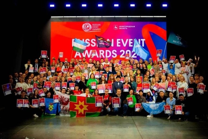 Тамбовская область завоевала семь наград на Russian Event Awards 2025 В Коломне подвели итоги финала окружного этапа Международной премии Russian Event Awards 2025 который в этом году был посвящен памяти ее создателя Геннадия Шаталова Мероприятие объединило Северо Западный и Центральный федеральные округа В борьбу за звание лучших вступили 139 событийных проектов представлявших 19 регионов двух федеральных округов Тамбовская область завоевала несколько призовых мест в разных номинациях В категории Лучшее туристическое событие в области культуры и искусства для городов с небольшим населением победил Литературно музыкальный фестиваль Аракуш Рассказовского округа Второе место досталось фестивалю Мичурин Фест Лучшим туристическим событием в области спорта признан Моршанский сокол а третье место мичуринский фестиваль зимнего плавания Яблоки на снегу Музейный комплекс Усадьба Асеевых был отмечен третьим местом в номинации Лучший музейно выставочный комплекс для проведения турсобытия Лучшим проектом по популяризации событийного туризма признан проект Уварово вишенка на карте России А Неделя туризма Тамбовской области заняла третье место минтуризма Тамбовской области ИА Онлайн Тамбов ру
