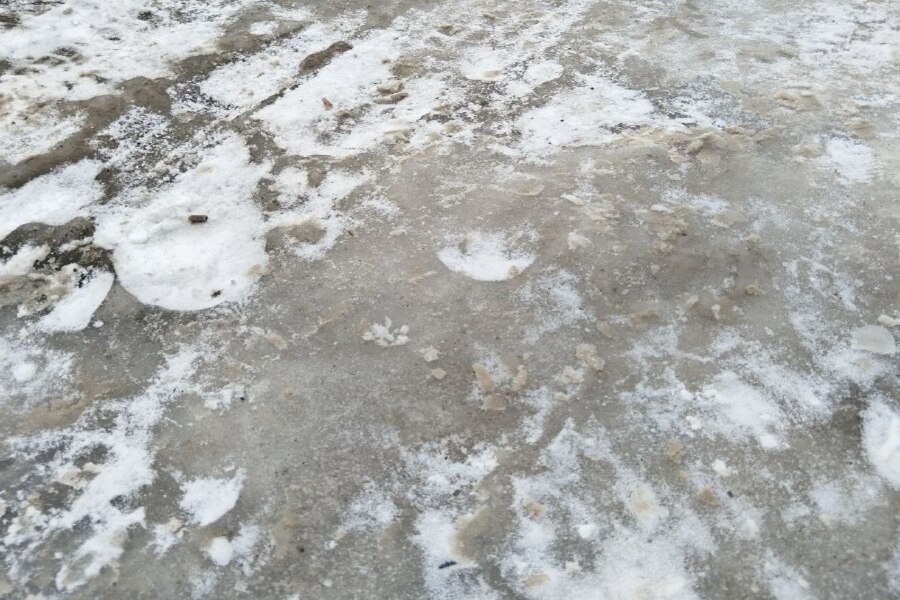 В Новосибирске врачи советуют пенсионерам не выходить на улицу из за гололеда Новосибирск с 11 февраля после оттепели а затем резкого похолодания остается зоной повышенного риска получения травм Тротуары очень скользкие передвижение пешеходов сильно затруднено Многие люди уже с переломами вывихами ушибами Врачи травматологи призывают пожилых людей без острой необходимости не выходить из дома О таких советах рассказывают люди которым уже пришлось обратиться за медицинской помощью после падений на скользких улицах Подробнее читайте по ссылке INFOPRO54 Мы в других соцсетях MAX VK Дзен ОК Фотографии Infopro54