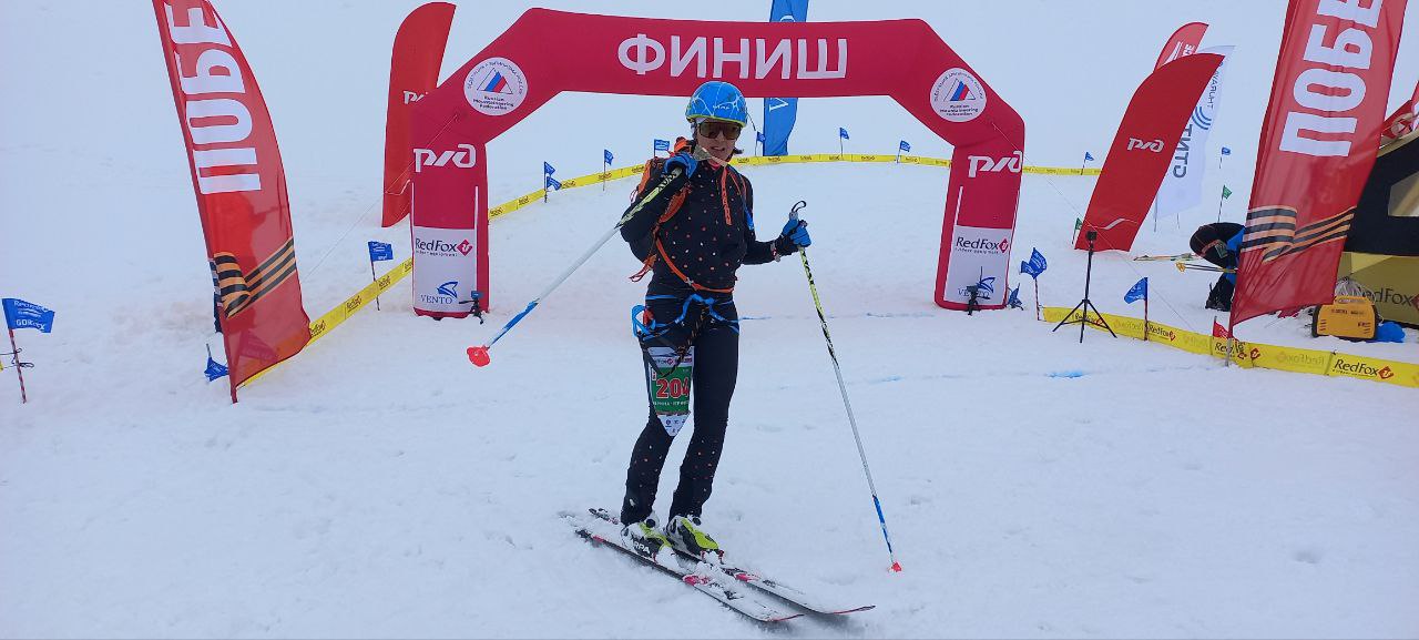 Офицер Росгвардии завоевала золото Кубка Победы на фестивале Red Fox Elbrus Race 2025 Представительница войск правопорядка капитан Марина Черноусова показала лучший результат на международном турнире по ски-альпинизму, выступив в специальном зачёте для военнослужащих и сотрудников силовых структур. Инструктор спортивной команды при управлении Сибирского округа Росгвардии преодолела сложнейшую 17-километровую дистанцию на склонах Эльбруса за 2 часа 33 минуты 53 секунды. Ещё одна сотрудница ведомства из Сибири, старший лейтенант полиции Лейсан Бикташева, заняла по итогам гонки почётное третье место. Фестиваль горных экстремальных видов спорта Red Fox Elbrus Race проходит на склонах Эльбруса со 2 по 8 мая. В его рамках традиционно проводится Кубок Победы – старты по ски-альпинизму для спортсменов из силовых ведомств. Подробнее