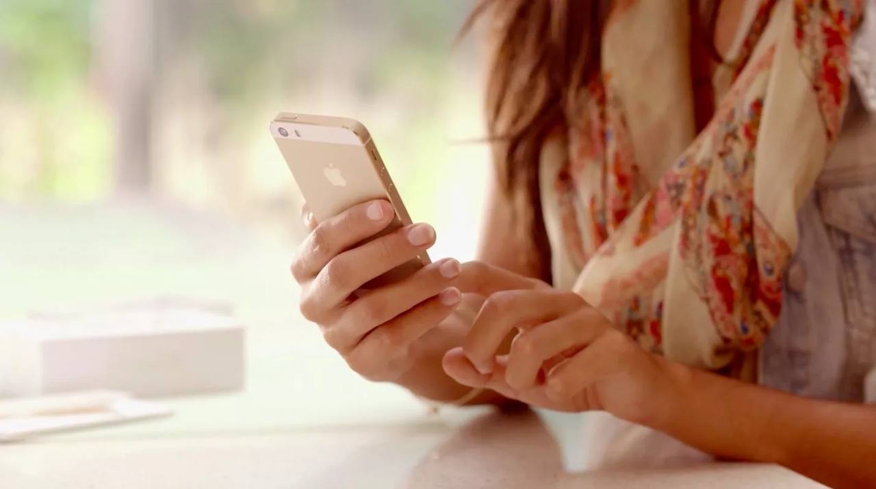 Жертвой двойного обмана жительница Башкирии лишилась 2 4 млн рублей из за звонков сотрудников ведомств 42 летняя жительница села Новая Отрадовка Стерлитамакского района стала жертвой изощренной схемы мошенников потеряв более 2 4 миллиона рублей Преступление произошло 9 января Сначала ей позвонил мужчина представившийся сотрудником Росфинмониторинга Он заявил что на имя женщины пытаются оформить крупный кредит и для его блокировки потребовал собрать аналогичную сумму и перевести ее на безопасный счет Спустя несколько часов ситуация усугубилась На телефон потерпевшей позвонил другой мошенник на этот раз под видом офицера ФСБ Он запугал женщину уголовной ответственностью за перевод средств на счета недружественных государств и под этим предлогом настоял на немедленном переводе всех сбережений Поддавшись давлению женщина взяла в долг у своей престарелой матери 2 455 000 рублей и через банкомат перевела их на указанные реквизиты Осознание обмана пришло только после того как она вернулась домой По факту мошенничества возбуждено уголовное дело МВД по РБ в очередной раз призывает граждан быть крайне бдительными не доверять незнакомым звонкам никогда не переводить деньги по указанию сотрудников и всегда перепроверять информацию через официальные каналы UFA RB Подписаться Прислать новость При отключении интернета доступен наш канал в Max