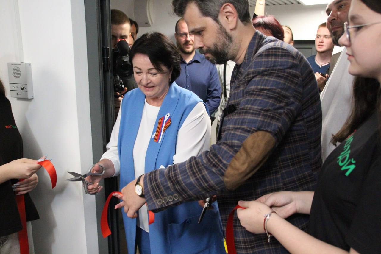 RUTUBE открыл первую в России видеостудию для блогеров в Мелитополе Видеохостинг RUTUBE совместно с киностудией имени Николая Данилевского и Российским военно-историческим обществом РВИО открыл первую в России видеостудию для молодых блогеров на базе мультимедийного исторического парка «Россия — моя история» в Мелитополе. «Сегодня произошло историческое событие — это первая в России студия, которую мы открыли. Она будет полностью открыта для любых авторов, желающих создавать собственный контент. Студия оснащена разнообразным оборудованием и обустроена таким образом, чтобы снимать материалы на разных фонах и для различных форматов», — сообщил директор по работе с контентом RUTUBE Илья Емелин. #ЗАНмолодежка Читать полностью , VK и ОК и читайте новости на нашем сайте