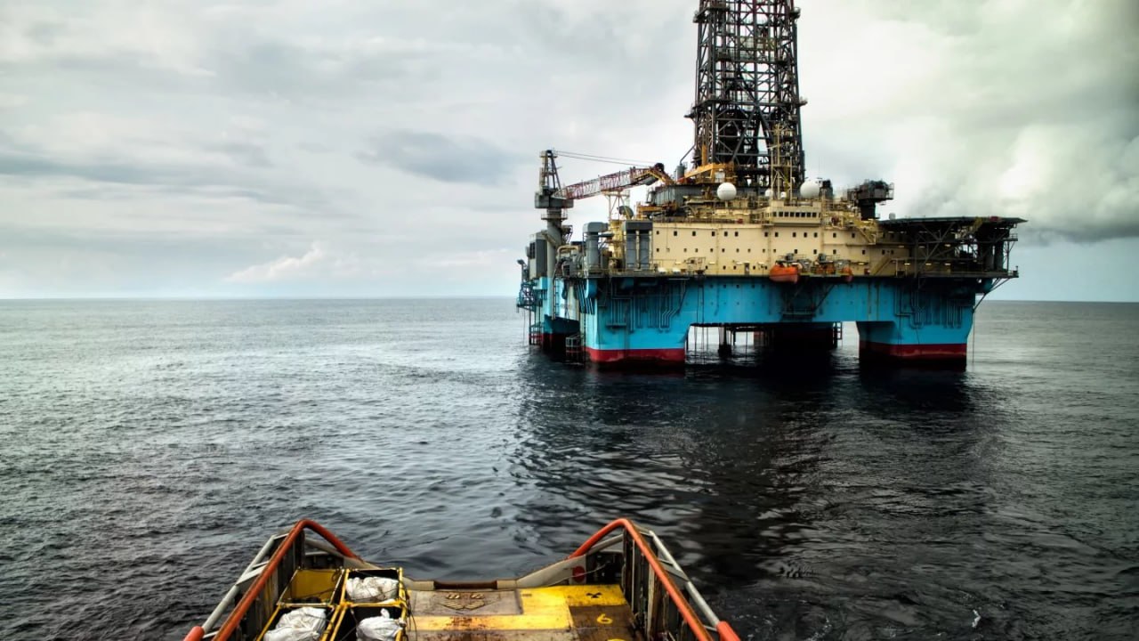 Китайская компания будет искать нефть у берегов Казахстана Нацкомпания «КазМунайГаз» договорилась с китайской корпорацией China National Offshore Oil Corporation International Limited CNOOC об условиях реализации проекта по геологоразведке участка Жылыой в Атырауской области. По информации КМГ, стороны согласовали условия на встрече в Астане. «КазМунайГаз» и CNOOC подписали соглашения о финансировании и о совместной деятельности. Проект «Жылыой» будут реализовывать на одноимённом участке площадью около 960 кв. км, расположенном в транзитной зоне северо-восточной части Каспийского моря. Совместное предприятие с CNOOC по геологоразведке Жылыоя создали ещё в октябре прошлого года. «Следует отметить, что CNOOC впервые заходит в Казахстан с инвестициями, начиная именно с проекта геологоразведки», — подчеркнули в пресс-службе КМГ. Проект предусматривает совместную геологоразведку по принципу «50 на 50». При этом расходы по поиску нефти лягут на китайскую сторону. На Жылыое планируют провести сейсморазведку, пробурить одну надсолевую разведочную скважину глубиной в два километра и, в зависимости от полученных данных, ещё одну подсолевую — глубиной четыре с половиной км. Ранее катарские инвесторы решили реализовать крупный проект на юге Казахстана. • Фото: Envato elements.
