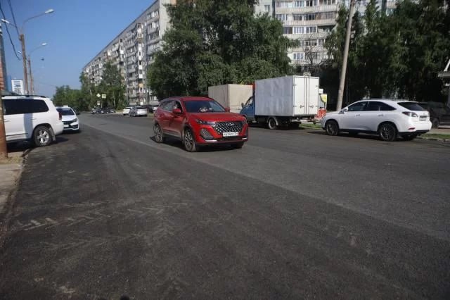 План дорожного ремонта 2025 года выполнен почти на треть: мэр Новосибирска Максим Кудрявцев В Новосибирске завершен ремонт 11 из 38 дорожных участков, которые вошли в план ремонта на 2025 год. Об этом сообщил мэр областной столицы Максим Кудрявцев во время выездного совещания на улице Пархоменко. Глава города рассказал, что на первом этапе выполнения плана были заключены контракты по 20 объектам, работы на 11 из них уже завершены. До конца июня будут подписаны контракты еще по 18 участкам дорог.